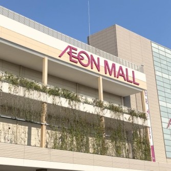 【イオンモール大高】
名古屋市緑区に位置する大型ショッピングモールで、日常の買い物から休日のレジャーまで幅広く楽しめる人気のスポットです。ファッション、インテリア、家電、グルメなど多彩な店舗が揃い、館内にはシネマや子ども向けの遊び場も完備。家族みんなで一日中過ごせる充実した施設環境が魅力です。さらに、名鉄「南大高」駅に直結しておりアクセスも良好。