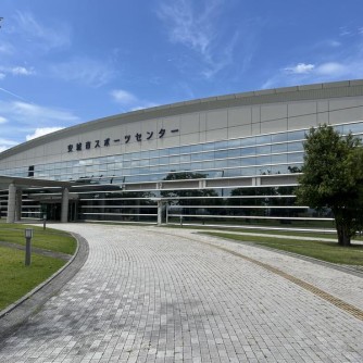 【安城市スポーツセンター】
バスケットボールや水泳、筋トレまで幅広く対応。子どもから高齢者まで世代を超えて利用できます。アクセスもしやすく、日常の運動から本格的な競技まで楽しめるスポーツ施設です。