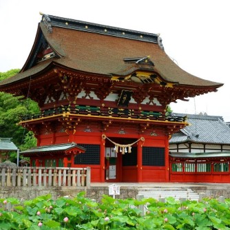 【伊賀天満宮】
徳川家康公が崇敬した、国の重要文化財に指定される壮麗な社殿が見どころ。学問の神様を祀る「岡崎の天神様」として知られ、春の梅や夏の蓮など四季の風景も絶景です。