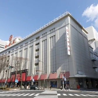 【松坂屋　名古屋店】
1611年創業、名古屋発祥の松坂屋本店格の老舗百貨店 で、本館・北館・南館からなる売り場面積は日本最大級 。2024年の大規模リニューアルで、ラグジュアリーからアート、お酒まで多様な高質アイテムが揃います 。デパ地下には名古屋めしも充実し、美術館など文化施設も併設 。