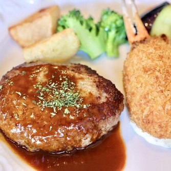 【洋食屋　あしぇっと】
ハンバーグやカニクリームコロッケなどの洋食を楽しめる人気のお店。お昼は並ぶことがあるので早めに行ったほうがいいかもしれません。グリルチキンやヒレカツ、オムライスもありメニュー選びに悩んでしまいます。