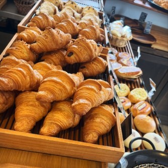 【BAKERY　makimaki】
北海道産小麦と厳選した素材たちで心和む優しいパンが魅力のベーカリー。こだわりの良質なパンが楽しめます。