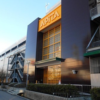 【アピタ刈谷店】
JR・名鉄「刈谷」駅から徒歩6分という好立地にあるアピタ刈谷店は、日々の暮らしに寄り添うショッピングスポットです。食品・衣料・生活雑貨に加え、1カ所で多彩なお買い物を楽しめるのが魅力。書店や飲食店、インテリアショップもあり、家族みんなで訪れやすい空間になっています。