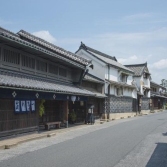 【有松の町並み】
この街の歴史は「有松絞」と共にあります。豪壮な町家が連なる街並みは、日本遺産に指定されています。絞り染めの商家の暮らしと文化が色濃く残る、風情豊かな場所です。