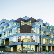 【アンフォーレ】
図書情報館を中心とした多目的交流拠点です。全面ガラス張りの館内には、最新の学習スペースが完備されており、中学生のお子様の自習場所としても最適。さらに隣接するスーパー「ドミー」と駐車場が直結しているため、図書館での豊かな時間のあとに、そのまま夕飯の買い出しを済ませるスムーズな日常が叶います。