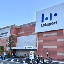 【ららぽーと安城】
地域最大級のエンターテインメント拠点です。多数多彩なショップに加え、日本最大級の遊具数を誇る屋上広場やシネマなど、一日中楽しめる体験型施設が魅力。日常の食料品からトレンドのファッションまで網羅する一方、広大なフードコートやイベント広場が家族の憩いの場となります。まさに「買い物」と「遊び」が融合した、今の安城を象徴するライフスタイルの新たな聖地です。