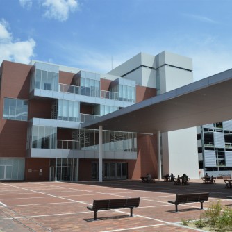 【アンフォーレ】
音楽・演劇・映画などの多彩な公演やイベントを開催し、市民の文化活動を支援しています。また、ギャラリーや展示室も併設されており、アートや地域の歴史に触れることができます。