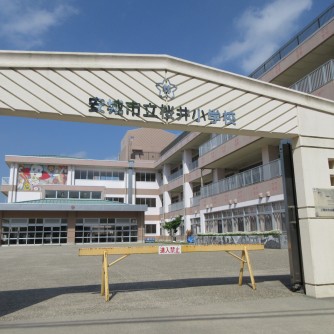 【桜井小学校】
物件近くにある小学校。約380ｍで到着するので、お子さんの通学が楽になります。子供たちの元気な声が聞こえてきます。
