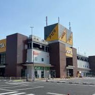 【アピタ鳴海店】
地域密着型のショッピングモール。食品からファッション、日用品まで揃う便利さが魅力。家族連れにも優しい広々とした店内で、休日の買い物や食事もゆったり楽しめます。