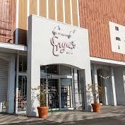 【LIFE STYLE SHOP ENYA】
暮らしを彩る雑貨やインテリア、日用品が揃うセレクトショップ。木の温もりを感じる落ち着いた空間で、職人こだわりの器やナチュラル素材のアイテムをゆっくり選べるのが魅力。贈り物探しにも最適な、心地よい時間が流れるお店です。