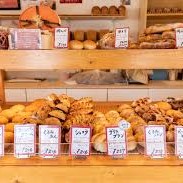 【ラ・ヴィ・デュ・パン】
行列ができる岡崎の名店「ラ・ヴィ・デュ・パン」。バター香るサックサクのクロワッサンは、子供も大人も夢中になる味！週末、家族でパンを買いに行く時間が、この街に住む楽しみになりそうです。