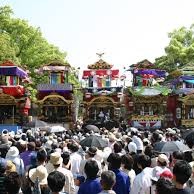 【知立祭り】
江戸時代から続く知立神社の祭礼で、毎年5月に開催されます。豪華絢爛な山車が繰り出し、山車の上で上演される「山車文楽」と「からくり人形芝居」が最大の見どころ。ユネスコ無形文化遺産に登録されています。