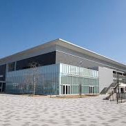 【Libra】
館内には図書館のほか、ホールや会議室、スタジオ、展示室、カフェなどが揃い、市民が学び・交流・文化体験できる拠点となっています。開放感ある空間設計で、地域の歴史や文化にも触れられる場として、幅広い世代に親しまれています。