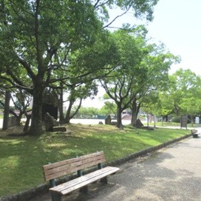 【六名公園】
豊かな緑と充実した施設が共存する、市民の憩いの場です。
スポーツを楽しむ人々の活気ある声が響く一方、広々とした芝生広場は、家族連れがのんびりとピクニックを楽しむ穏やかな時間に満ちています。春には桜が咲き誇り、四季折々の表情で訪れる人々を温かく迎えてくれます。街の中にありながら、深呼吸したくなるような開放感を与えてくれる、心地よいオアシスです。