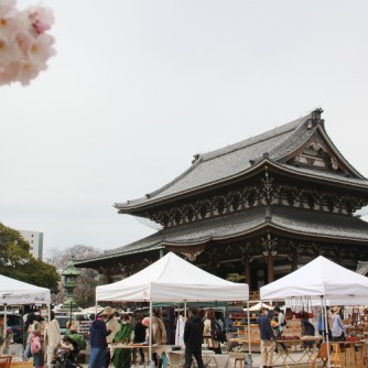 【東別院　暮らしの朝市】
毎月8のつく日に東別院境内で開催される、無農薬野菜やパン、焼き菓子、アクセサリーなどの手づくり屋台が並ぶ朝市。作り手が直接販売するから、コミュニケーションが楽しめるつながりの場で、訪れるたびに新しい発見と出会いがあります。