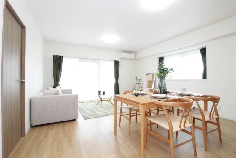 光を取り込む明るいリビング