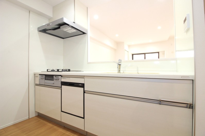 リビングが見える
ホワイトのキッチン