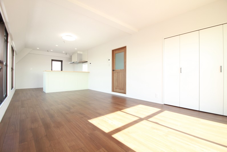 光が躍る18.1帖の特等席。
家族の「今」を、
一番美しい背景で。