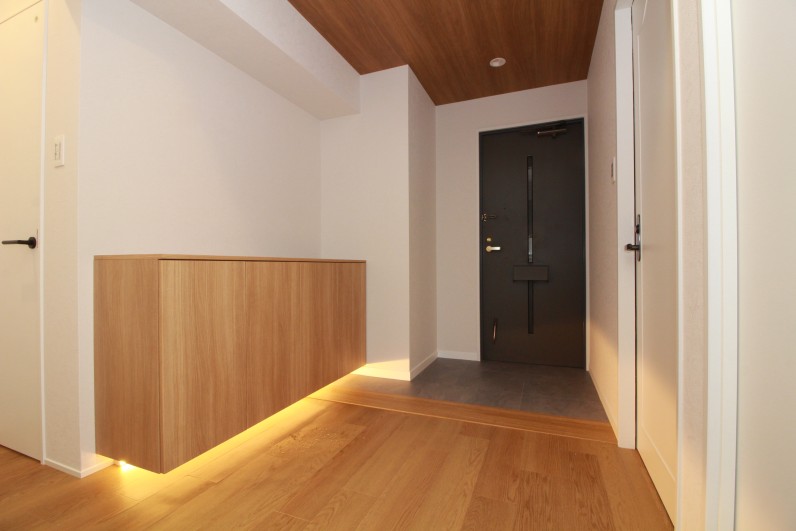 柔らかな間接照明。
帰りを出迎える木。