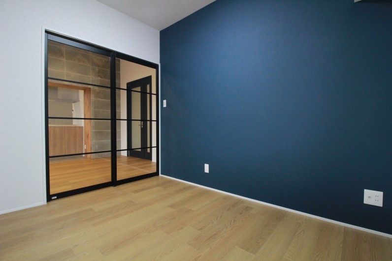 透明な間仕切り。
気配をつなぐ書斎。