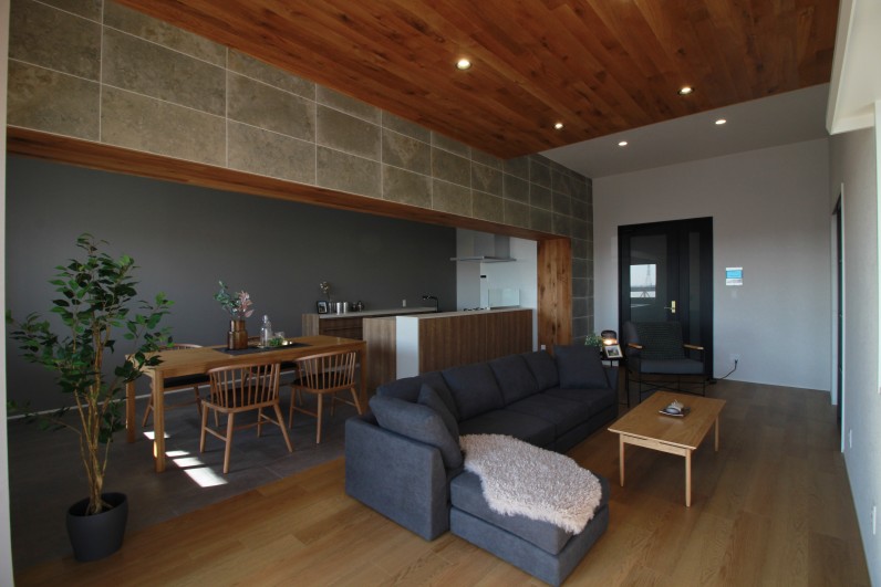 無垢と緑のタイル。
時を刻むリビング。