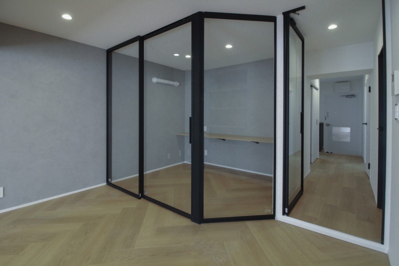 思考と暮らしを繋ぐ。
気配を感じるガラスの書斎。