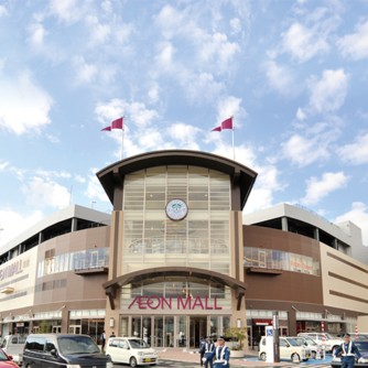 【イオンモール岡崎】
多くの人が訪れる大型ショッピングモール。グルメやファッションなど人気の店舗が集います。映画館も併設されているので、お買い物ついでに手軽に映画を楽しむことができます。