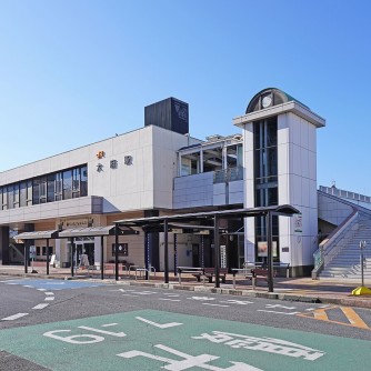 【大府駅】
JR東海道本線と武豊線が交差する交通の要所です。名古屋駅へは快速で約15分とアクセスが良く、通勤・通学に便利な立地が魅力です。駅周辺には市役所や図書館などの公共施設をはじめ、商業施設や飲食店も整っており、日常の暮らしに必要な利便性が揃っています。