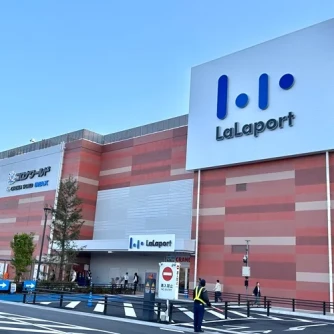 【ららぽーと安城】
安城市の新しいランドマーク的な商業施設です。200以上の店舗が集まり、ショッピングを楽しめます。屋上には様々な遊具あり、お子さんも含め家族全員が楽しめる施設になっています。