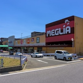 【メグリア エムパーク店】
多彩なショップが並ぶ利便性は、単なる便利さを超え、街の活気そのものとなっています。
朝から晩まで、ここに来れば必要なものが揃い、誰かの営みに触れられる。行き交う人々の活気と安心感が混ざり合い、日常を色鮮やかに彩ります。暮らしを支え、人々の記憶を紡ぎ続ける、ここは街の頼れる場所です。