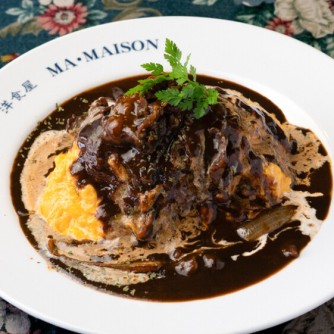 【洋食屋マ・メゾン 星ヶ丘本店】
アンティークな調度品に囲まれた店内は、ヨーロッパの閑静な一軒家を思わせる、どこか懐かしく温かみのある空間です。看板メニューのハンバーグをはじめ、じっくり時間をかけて育まれた秘伝のデミグラスソースが紡ぐ王道の洋食はまさに絶品。大切な人とのお祝いや特別な日のひとときを優雅に彩ってくれる名店です。