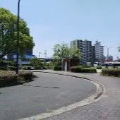 【引山バスターミナル】
基幹バス（新出来町線）の主要拠点であり、この街の「利便性の要」です。名古屋駅や栄といった都心部へ乗り換えなしでアクセスでき、お出かけも非常にスムーズ。交通マニアからは「日本一成功したBRT」と称えられるほど。ここは世界でも類を見ないほど贅沢な玄関口です。