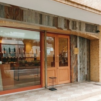 【ondo】
洗練された温かみのある店内には、人気のコーンパンや濃厚なピスタチオフランスなど、生地の美味しさが際立つ多彩なパンが美しく並びます。さらに、全国にファンを持つ名物のシュトーレンや丁寧に作られた焼き菓子も充実。日常にそっと寄り添い、訪れるだけで心が弾む地域の特別なベーカリーです。