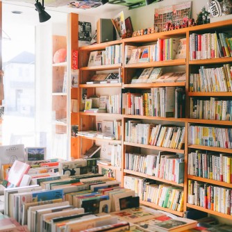 【幸田駅前書店】
大手書店とは一風変わった雰囲気のある本屋さん。小説や実用書、雑誌や古書など選りすぐりの本がズラッと並びます。本棚を眺めて、タイトルから内容を想像する。それだけでもワクワクする魅力的なお店です。