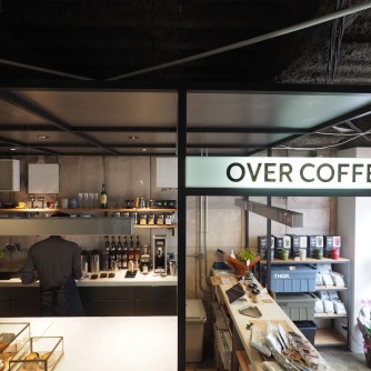 【OVER COFFEE】
本格的なエスプレッソマシンを使った一杯が楽しめる コーヒースタンドです。豆を選べるシステムで、メインブレンドやシングルオリジンから自分好みの味を探せます 。夜遅くまで営業し、1日の終わりにほっと一息つける大人の隠れ家的空間。