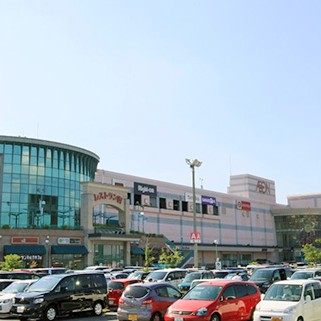 【イオンモール東浦】
大府市や東浦町エリアで暮らす人々にとって身近で便利な大型ショッピングモールです。ファッション、雑貨、家電、グルメなど多彩な店舗が揃い、日常の買い物から休日のお出かけまで幅広く利用できます。館内にはシネマや子ども向けの遊び場もあり、家族みんなで楽しめるのも大きな魅力。