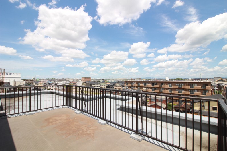 空が広がるルーフバルコニー