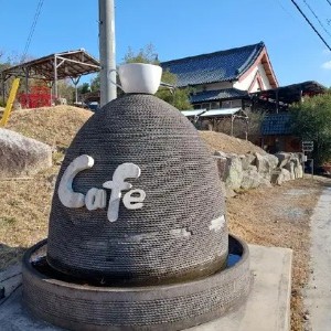 【山カフェ】
鞍ヶ池公園近く、石積みの外観が目を引く「山カフェ」は、遊び心溢れるアンティークな空間が魅力。モーニングからディナーまで、ボリューム満点のメニューが揃います。看板の「石釜パン」や彩り豊かなオムライスは、どこか懐かしく温かい味わい。日常を忘れさせる非日常的な雰囲気の中で、ゆったりとした時間を過ごせる隠れ家スポットです。