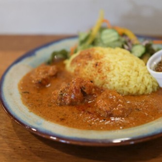 【HAJIKAMI】
カレーをはじめ、世界各国の料理が楽しめる魅力的なお店。旅行好きの店主が手掛ける料理をもとめて、多くのお客さんが集まる人気店です。