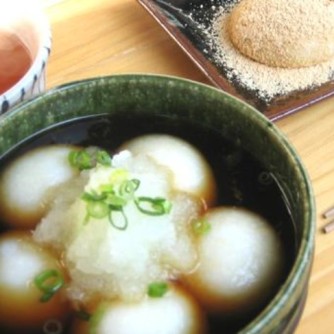 【茶房 もちつき庵】
住宅街にひっそりと佇む、お餅専門の和カフェ。店内で丁寧につき上げる杵つき餅は、やわらかさとコシを兼ね備えた格別の味わい。モーニングからランチまで楽しめ、日常の中にほっとする時間をもたらしてくれる一軒。散歩がてら立ち寄りたくなる、八事エリアらしい穏やかな空気感も魅力。