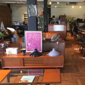 【o.l.d.（オーエルディー）】
インテリアとアパレルを展開する高感度なセレクトショップです。店内には「ACME FURNITURE」や「journal standard Furniture」など、ヴィンテージ感漂うスタイリッシュな家具を中心にセレクト。洗練されたお洒落な空間で、日常にアクセントを加える拘りのアイテムに出会えます。自分らしい空間づくりを叶えてくれる、暮らしのインスピレーションが詰まったお店です。