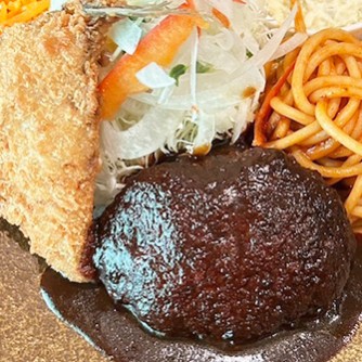 【らくおーれ】
中学校近くにある地元の人気洋食屋さん。入りやすい気さくな雰囲気が魅力的。肉汁あふれるハンバーグや昔懐かしいナポリタンなどワクワクするようなメニューがそろいます。駐車場も広いので気軽にぜひ行きたいお店。