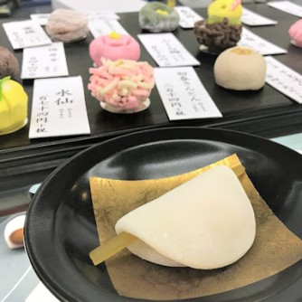 【常川屋　大府本店】
明治43年創業の歴史ある和菓子屋さん。四季折々の和菓子を楽しみながら、季節を感じられます。数ある商品の中でも、「石かがみ」というお菓子は手土産としても大変人気で地域の人に親しまれています。