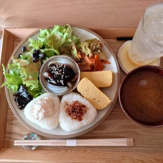 【いこいテラス】
2021年オープンの和モダンカフェ。自家焙煎珈琲と西尾市の無農薬米「祐大」を使ったおむすびプレートが人気。素材にこだわった自家製スイーツと、家族経営ならではの温かな雰囲気で、心穏やかなひとときを過ごせる。大倉陶園のカップで楽しむコーヒーが格別。