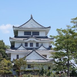 【城山公園】
「スカイワードあさひ」を擁する、歴史と自然が息づく憩いの拠点です。市民の財産である広大な敷地には、かつての旭城を模した展望台や、各種の遊具、運動施設が整備されています。休日にふらりと散策へ出かけ、展望台から尾張旭の街並みを一望しながら開放感に浸る。そんな豊かな自然と眺望に触れるひとときが、心に心地よいゆとりをもたらしてくれます。
