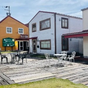 【幸田駅前銀座 】
駅を出てすぐ、赤レンガの街並みが広がる「幸田駅前銀座」。
個性豊かなカフェや雑貨店が軒を連ね、リノベ暮らしに彩りを添える一歩先のおしゃれな日常がここにあります。平日は穏やかに、週末は朝市で賑わう。都会の喧騒を離れ、自分らしいリズムで丁寧に暮らしたい方にぴったりの、温かなコミュニティが息づく場所です。