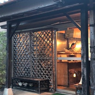 【麺玉響刈谷店】
ラーメンの概念を覆す、和モダンで静謐な空間が魅力の名店です。
看板メニューの「竹燻製麺」は、透き通った黄金色のスープから芳醇な燻製の香りが立ち上る、唯一無二の芸術的な一杯。素材の旨味を最大限に引き出した繊細な味わいは、感度の高い大人を虜にします。小ぶりで美しい「むすび」と共に楽しむ時間は、まさに至福。日常の食卓を、洗練された「食の体験」へとアップデートしてくれる特別な一軒です。