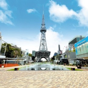 【Hisaya-odori Park】
最新のショップやアートが交差する、都市のライブな拠点です。広大な芝生やオープンカフェという「都市の余白」に身を置く、そんな贅沢な時間がここにはあります。
オンとオフを緩やかに繋ぎ、感性を解き放つためのキャンパス。ヴィンテージも、都心の洗練も、すべてを自分たちらしく編集して楽しむ。この公園をリビングの延長として使いこなすことが、この街に住む醍醐味です。